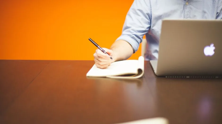 Carnet de notes et ordinateur sur un bureau